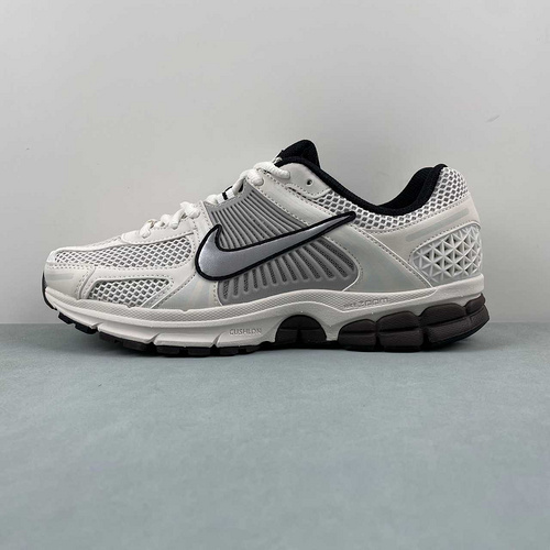 X  Nike Zoom Vomero 5  FJ2028-001  36-45